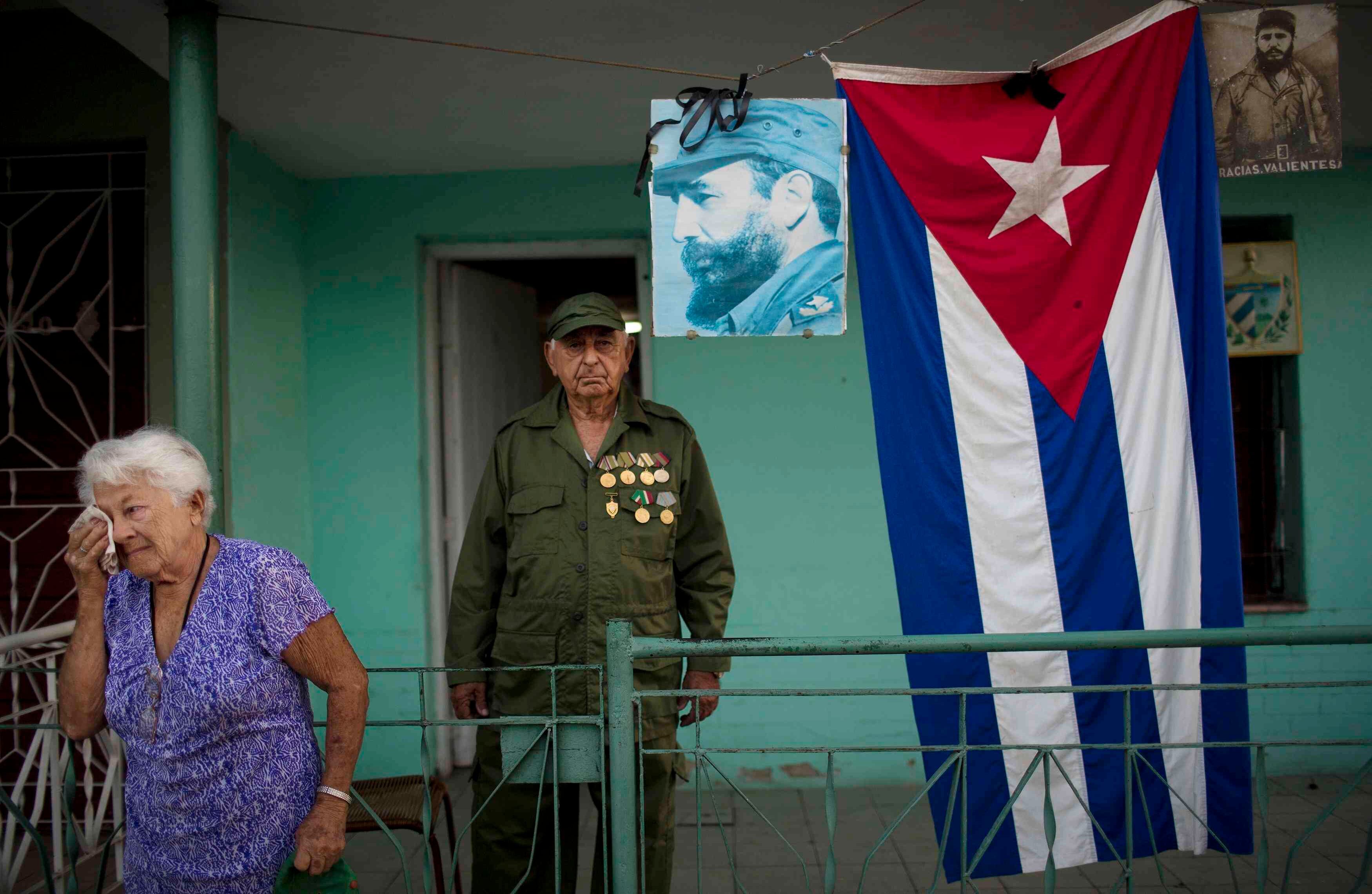 Bertha Socarrás, una mujer de 91 años, llora al recordar por saber que esperaba el último momento del líder cubano Fidel Castro. (Foto AP / Rodrigo Abd)