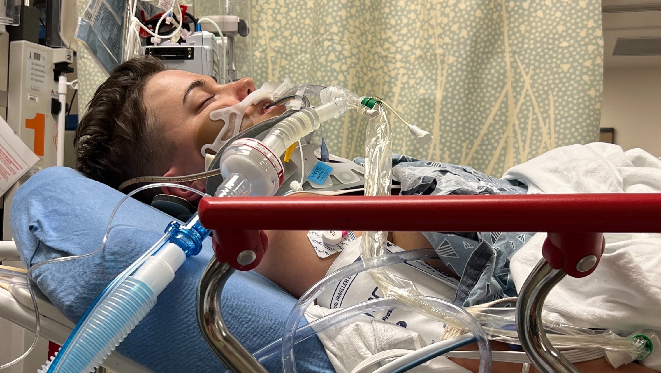 Rebecca y Lauro Soto piden ayuda para poder pagar los gastos médicos, luego de que la mujer fuera impactada por un rayo en Orlando, Florida.