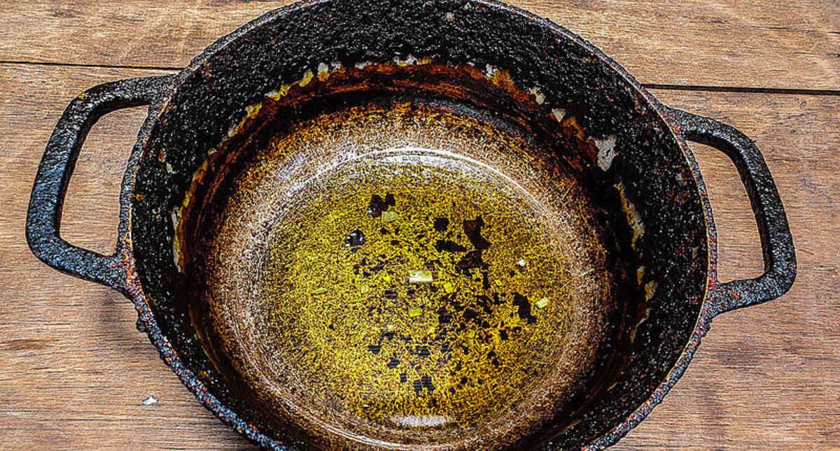 Durante la fritura, el aceite de cocina sufre alteraciones químicas y físicas que lo convierten en un producto no apto para el consumo humano.  Foto: archivo/Unimedios. 