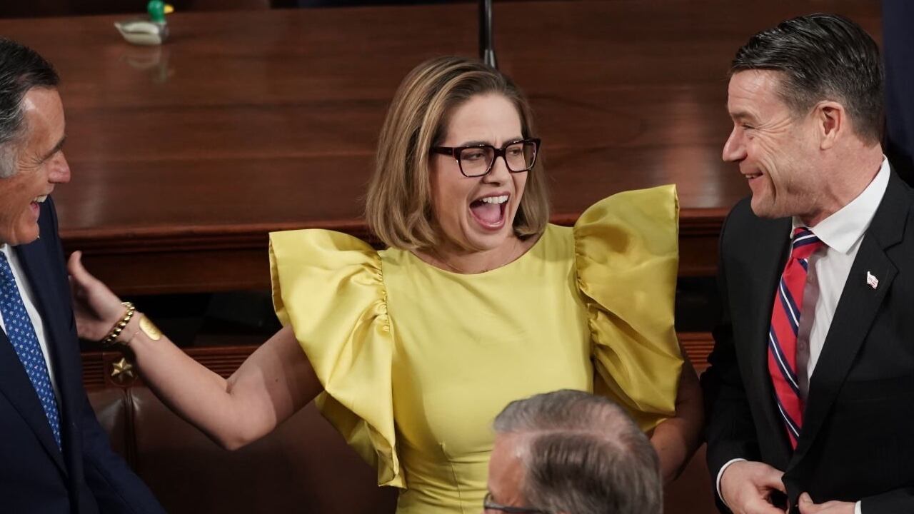 Kyrsten Sinema lució un vestido amarillo que fue duramente criticado en redes sociales