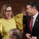 Kyrsten Sinema lució un vestido amarillo que fue duramente criticado en redes sociales