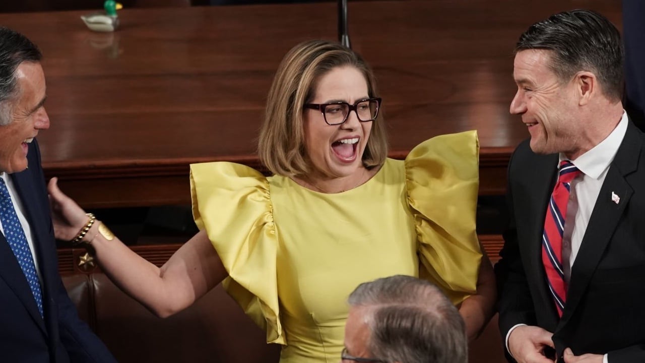 Kyrsten Sinema lució un vestido amarillo que fue duramente criticado en redes sociales