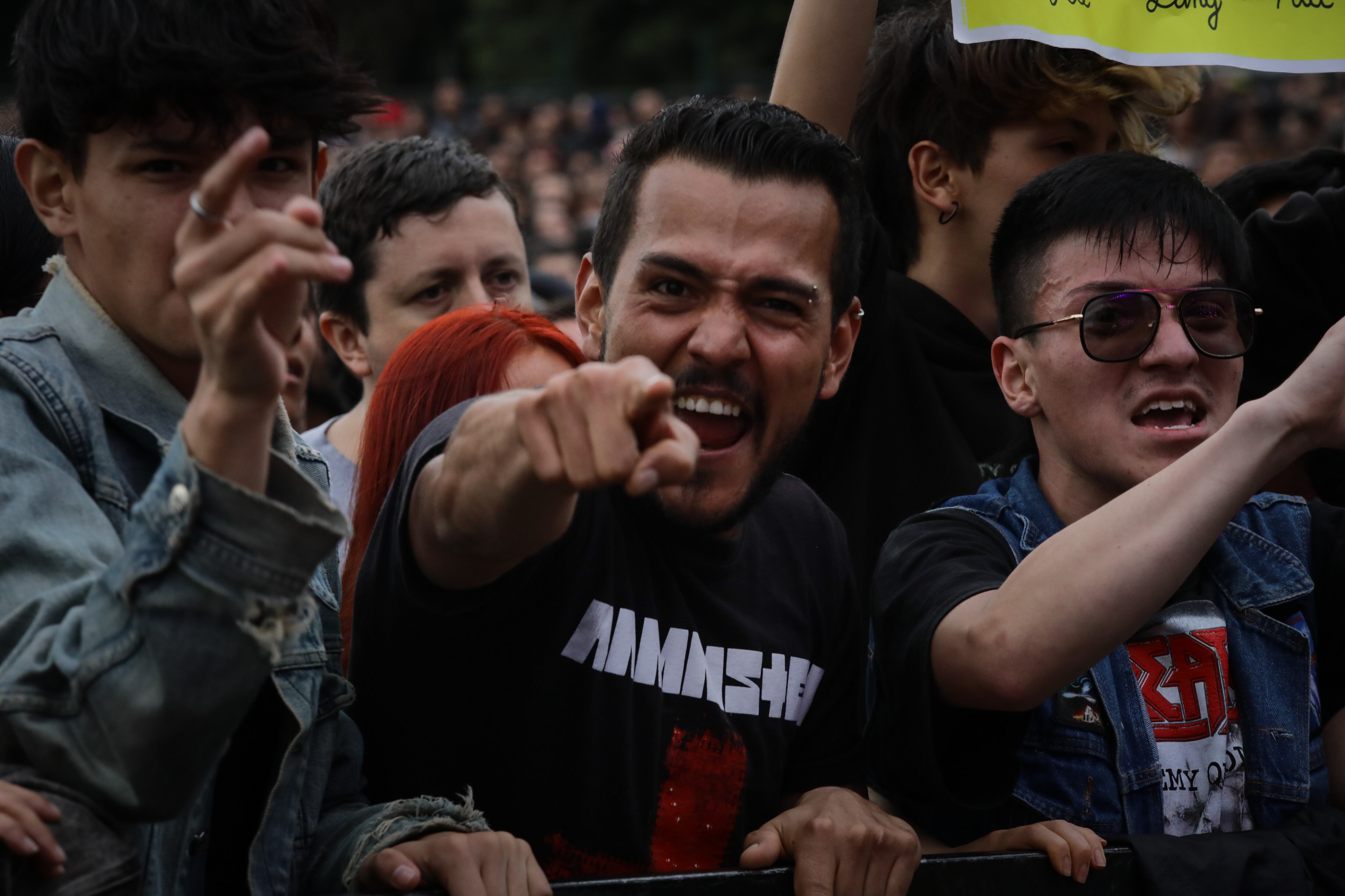 Los asistentes al festival asisten al último día del festival de música Rock al Parque en Bogotá, Colombia, el 04 de diciembre de 2022. (Foto de Juancho Torres/Agencia Anadolu vía Getty Images)