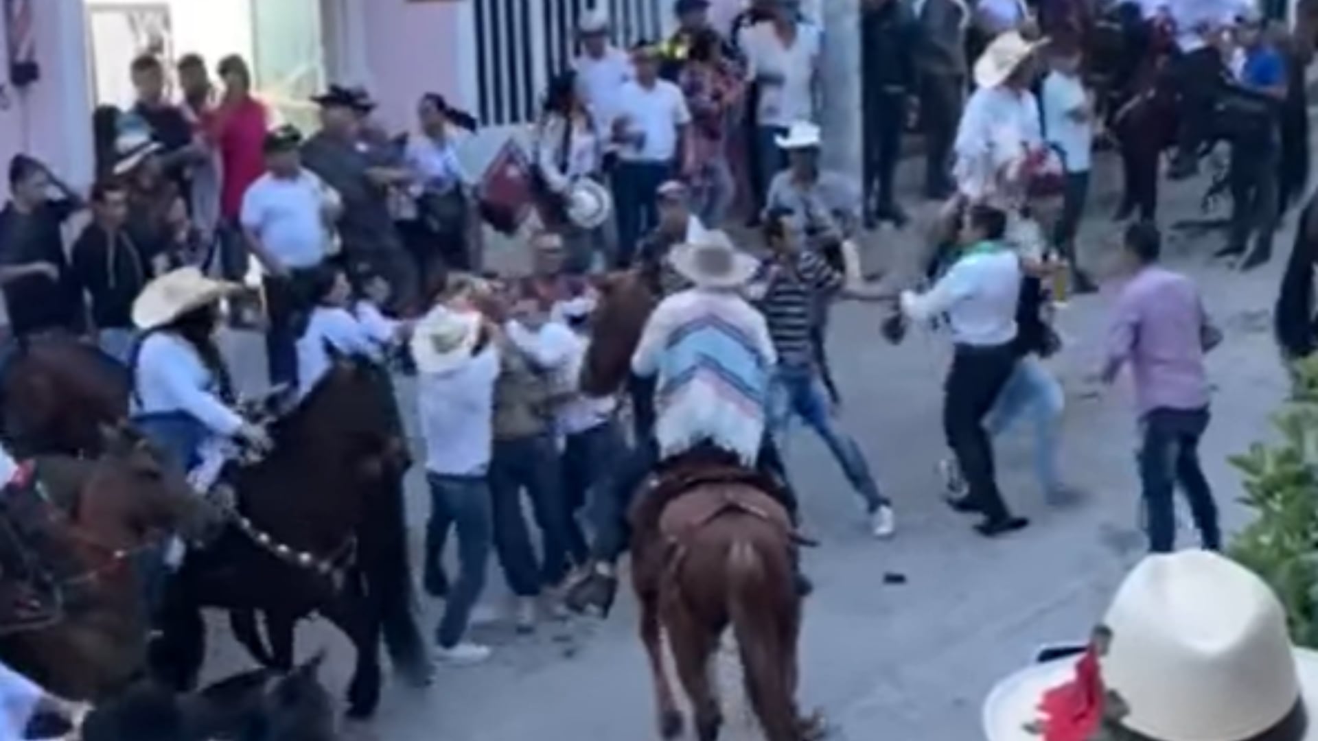 Batalla campal en Santander en medio de una cabalgata.