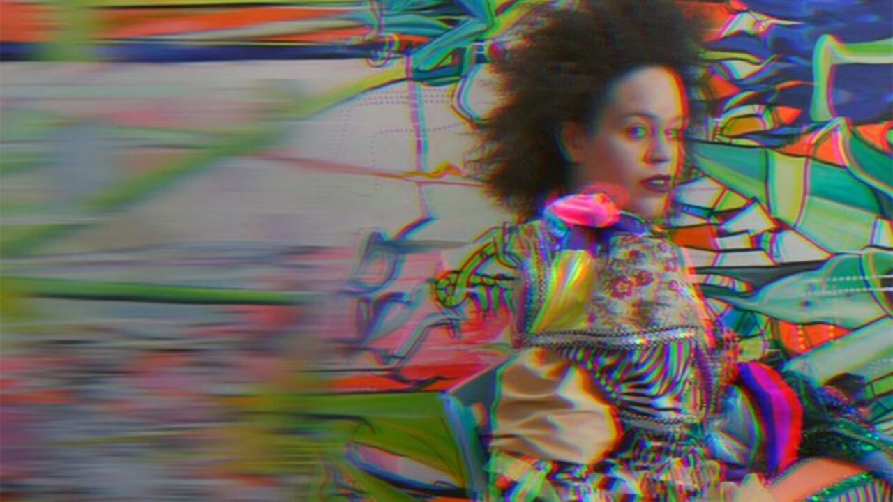 Ser birracial y no provenir de una familia económicamente privilegiada serían restricciones para la artista Quilla Constance.