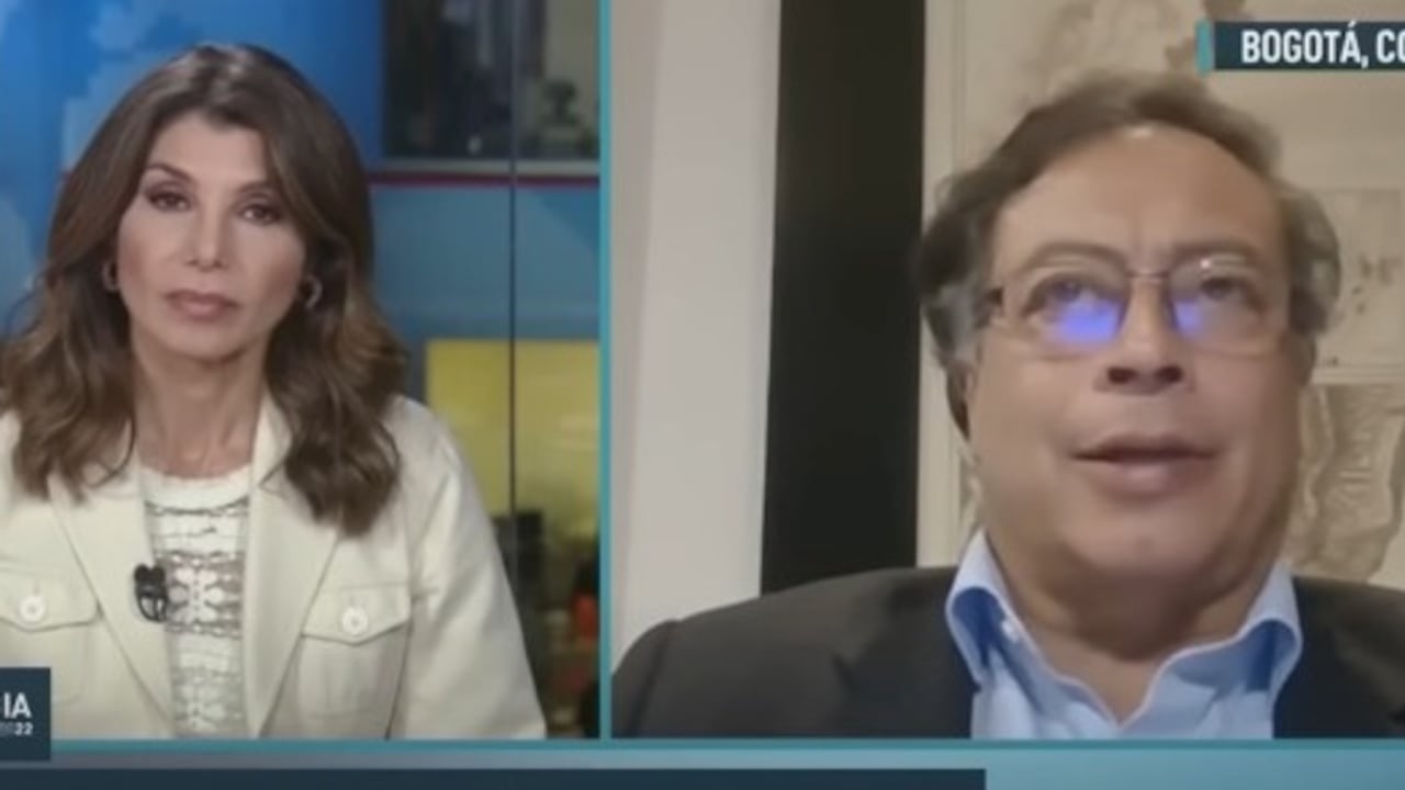 El candidato Gustavo Petro respondió la entrevista desde su casa. Foto: Reproducción de YouTube - Programa Janiot PM