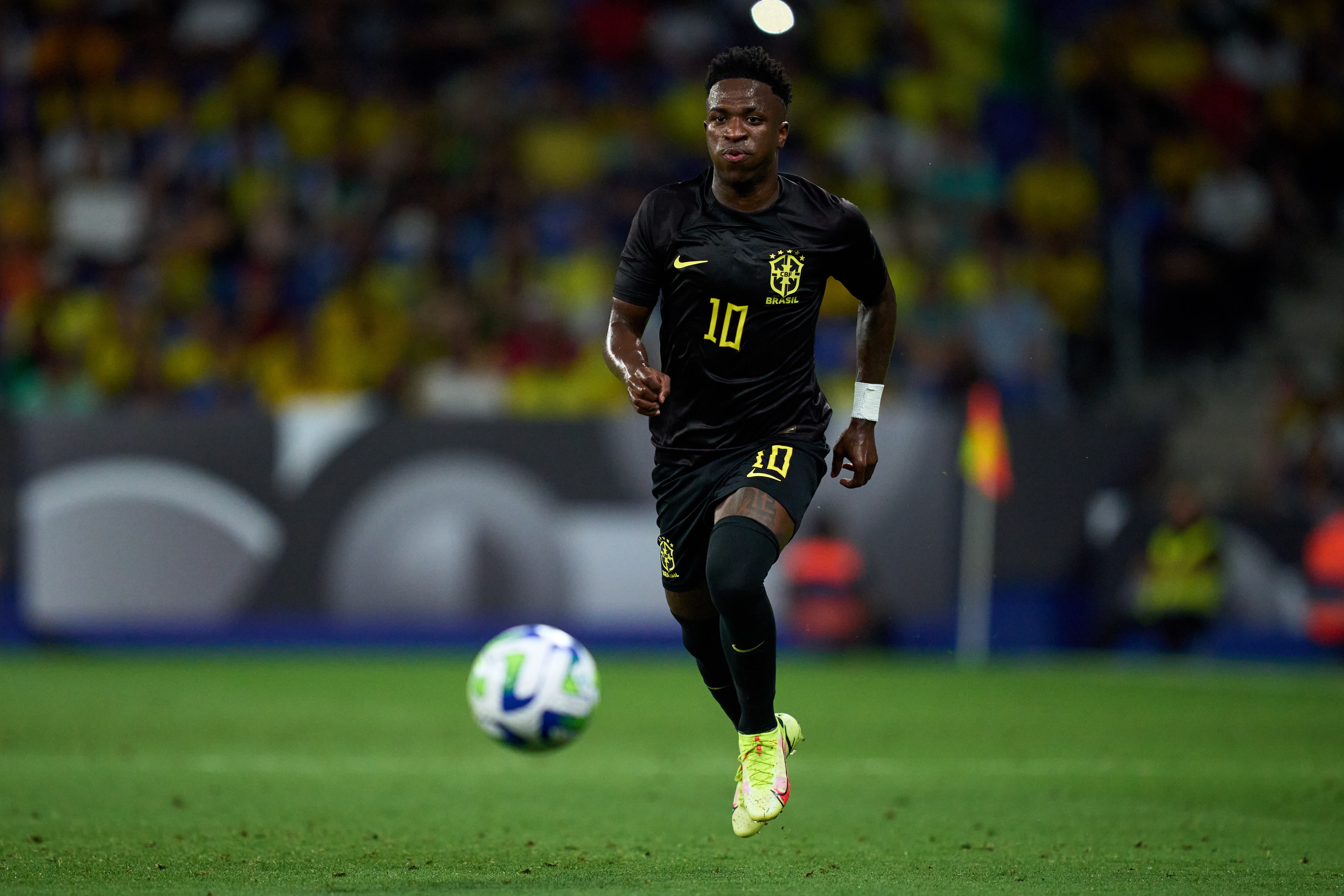 Vinícius Jr. con el uniforme negro de la Selección Brasil.
