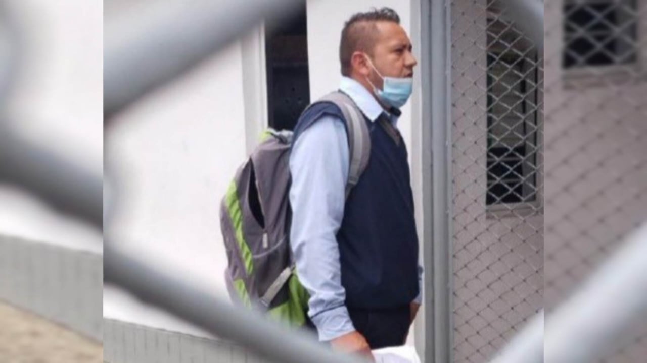 Este sería el hombre que engaña y roba en colegios de la ciudad.