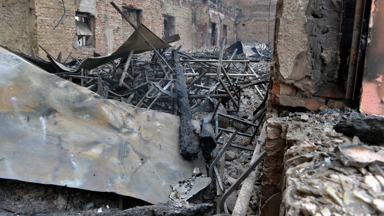 Esta fotografía muestra una vista de una escuela destruida como resultado de una pelea no lejos del centro de la ciudad ucraniana de Kharkiv, ubicada a unos 50 km de la frontera entre Ucrania y Rusia, el 28 de febrero de 2022. (Foto de Sergey BOBOK / AFP)