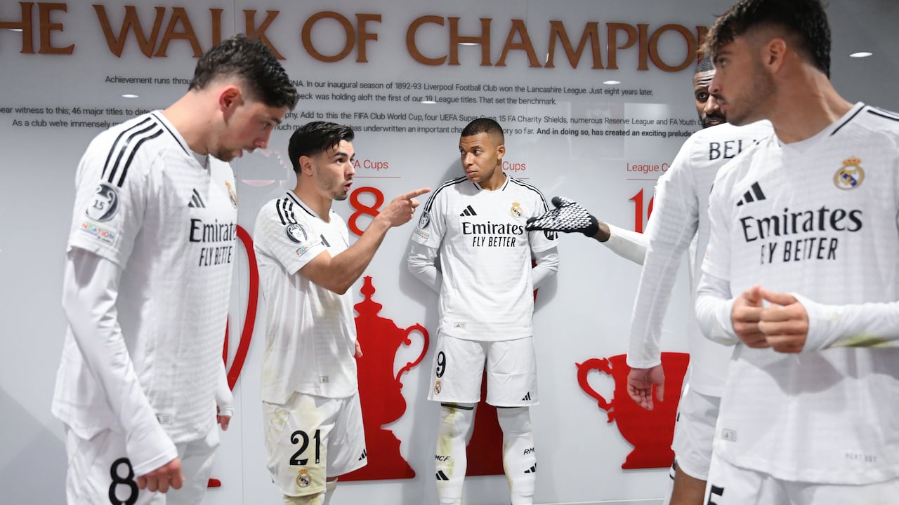 Kylian Mbappé mira junto a sus compañeros Federico Valverde, Brahim Díaz y Raúl Asencio en el túnel de vestuarios durante el descanso del partido de la UEFA Champions League 2024/25 Liga Fase MD5 entre el Liverpool FC y el Real Madrid C.F. en Anfield el 27 de noviembre de 2024 en Liverpool, Inglaterra.