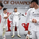 Kylian Mbappé mira junto a sus compañeros Federico Valverde, Brahim Díaz y Raúl Asencio en el túnel de vestuarios durante el descanso del partido de la UEFA Champions League 2024/25 Liga Fase MD5 entre el Liverpool FC y el Real Madrid C.F. en Anfield el 27 de noviembre de 2024 en Liverpool, Inglaterra.