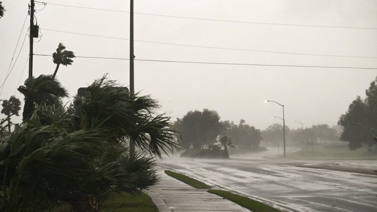 Las bandas exteriores del huracán Isaías azotaban el viernes la costa del Golfo de Estados Unidos con fuertes lluvias y vientos intensos.