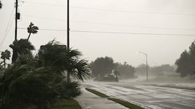 Las bandas exteriores del huracán Isaías azotaban el viernes la costa del Golfo de Estados Unidos con fuertes lluvias y vientos intensos.