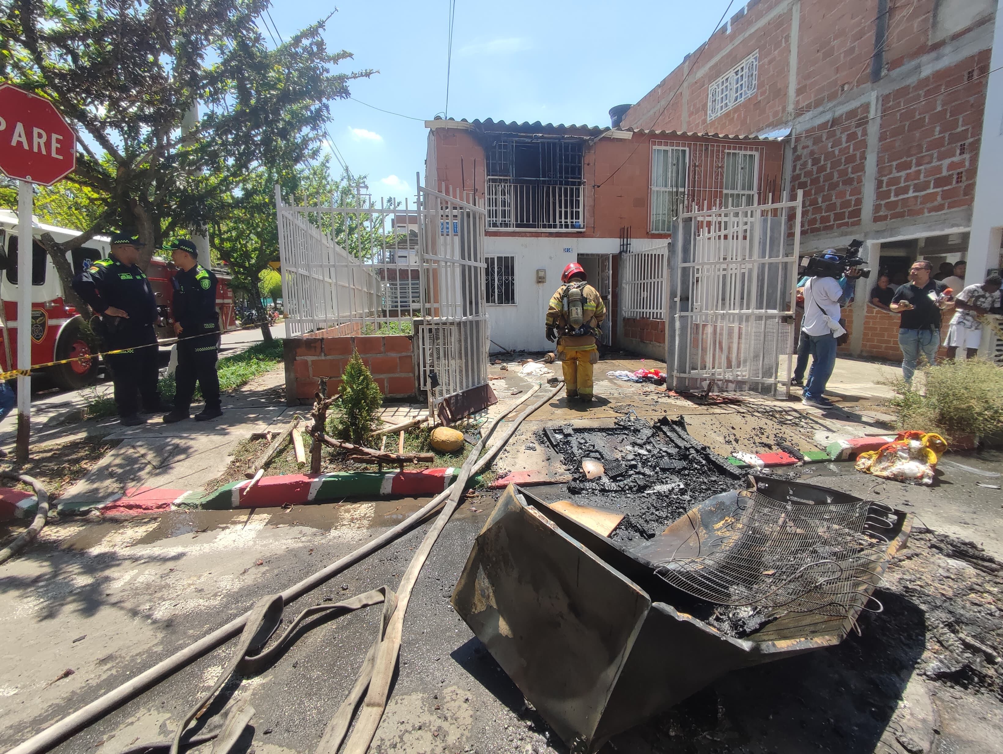 Los Bomberos acudieron al barrio La Victoria para apagar el fuego en la casa de la pareja acusada del crimen de Sofía Delgado. La comunidad intentó quemarla. Foto; Jorge Orozco.