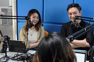 Xie Ruohan y Meng Chang durante una entrega del podcast "The Weirdo", en Beijing.