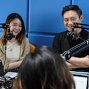 Xie Ruohan y Meng Chang durante una entrega del podcast "The Weirdo", en Beijing.