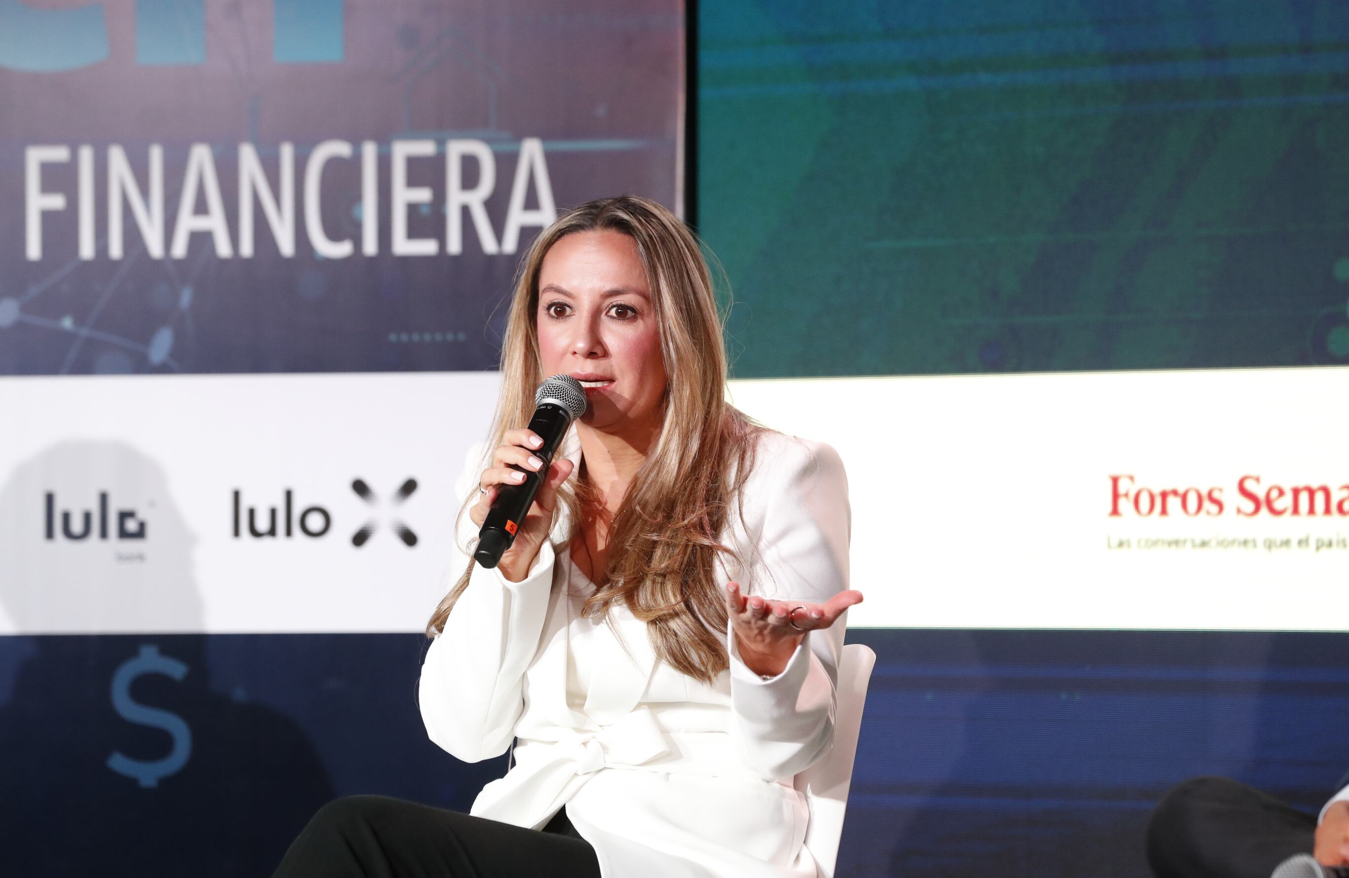 Para Madeline Clavijo, fundadora y Directora Ejecutiva de Women Colombia Fintech el open banking permite construir el sistema financiero entre todos los actores del sector, pues al tener disponible los datos de los usuarios es más sencillo consolidar ofertas y productos que se adapten a los objetivos y necesidades de los colombianos.