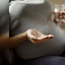 De acuerdo a estudios de científicos, la vitamina D está relacionada con la calidad del tejido ovárico y del endometrio y favorece la correcta implantación del embrión en el útero materno. Foto: Getty images.