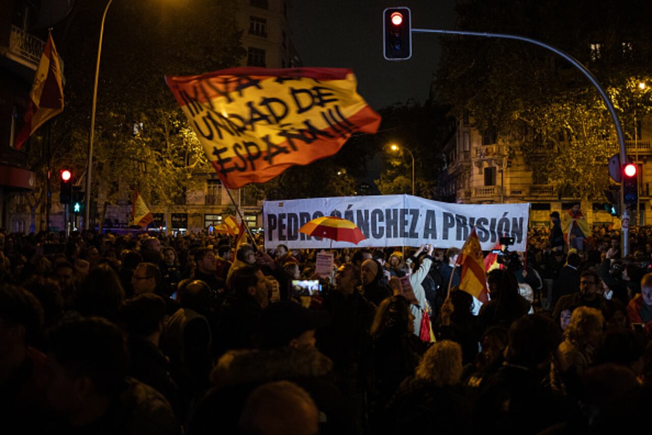 Con consignas como "Puigdemont, a prisión", unos 8.000 manifestantes, según la delegación del gobierno, se volvieron a concentrar el jueves en Madrid en una protesta en la que hubo nuevamente cargas en el tramo final.