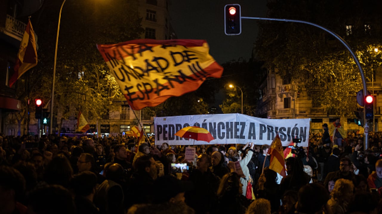 Con consignas como "Puigdemont, a prisión", unos 8.000 manifestantes, según la delegación del gobierno, se volvieron a concentrar el jueves en Madrid en una protesta en la que hubo nuevamente cargas en el tramo final.