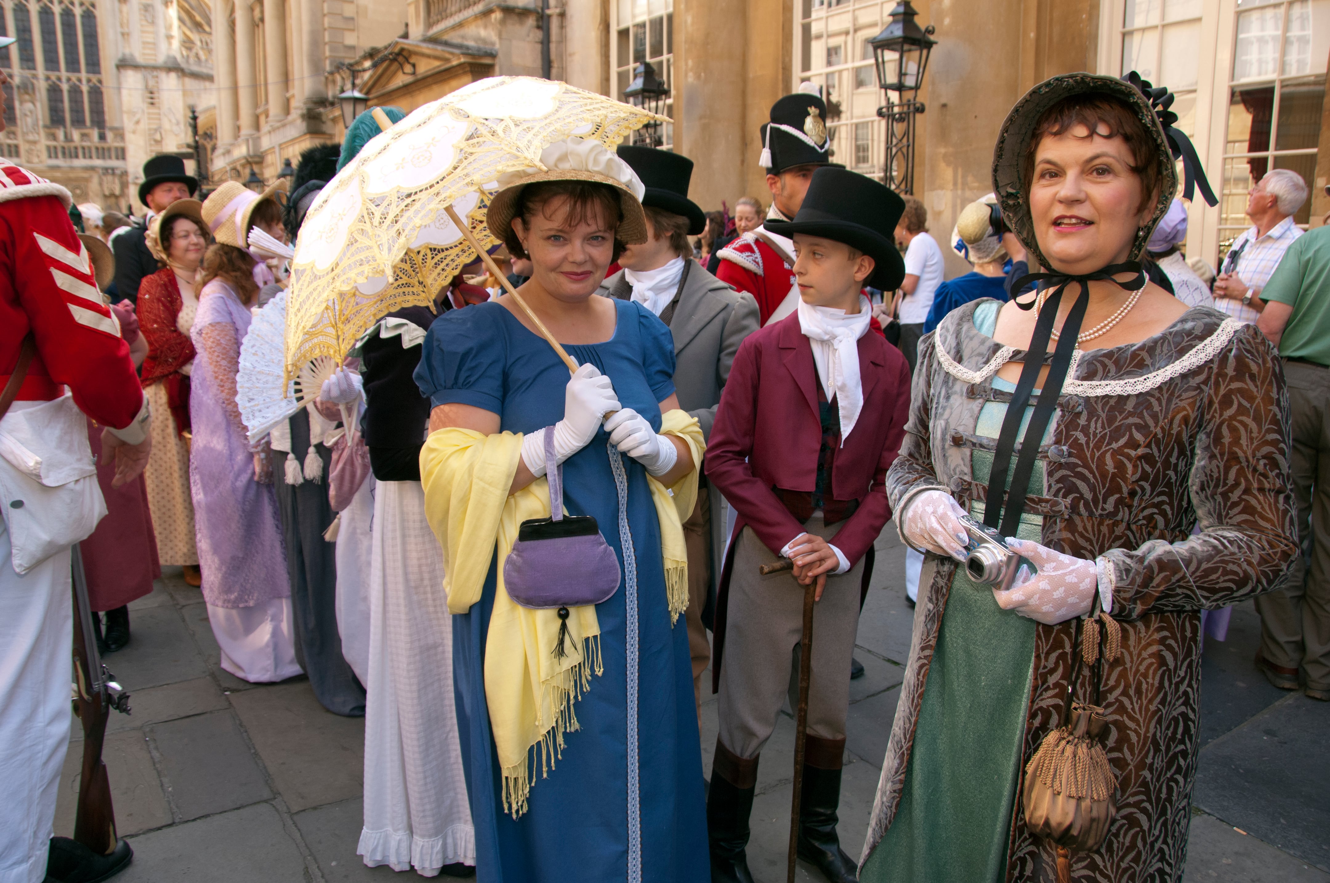 El Festival de Jane Austen se celebra anualmente en Bath para celebrar el tiempo que la autora vivió en la ciudad; los participantes desfilan hasta el Royal Crescent.