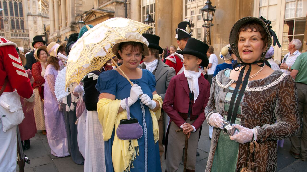 El Festival de Jane Austen se celebra anualmente en Bath para celebrar el tiempo que la autora vivió en la ciudad; los participantes desfilan hasta el Royal Crescent.