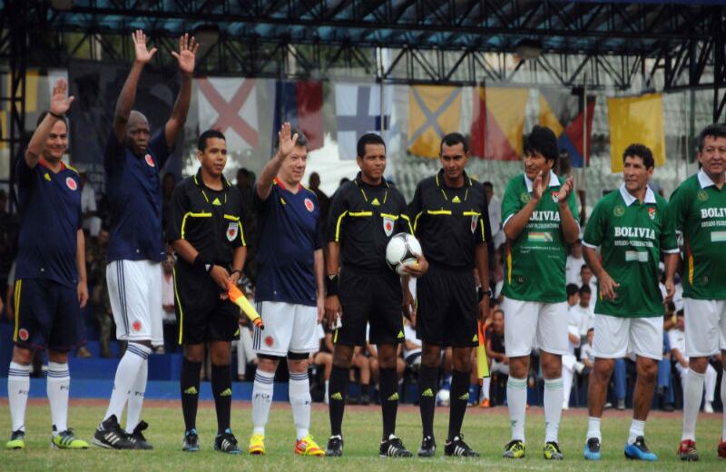 Evo Morales aplaude a Faustino Asprilla, figura del equipo colombiano. 