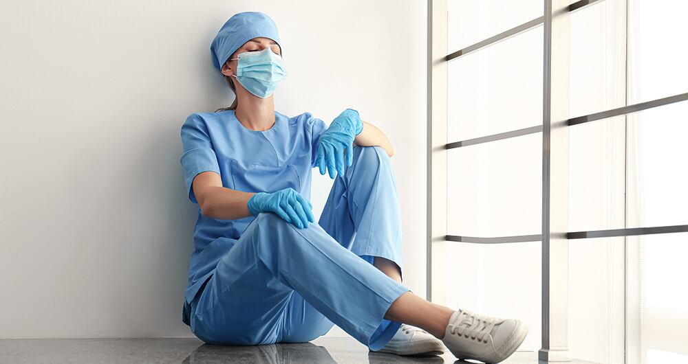 Tras el suicidio de la doctora, se han revelado los testimonios de decenas de profesionales de la salud que vivieron maltrato.