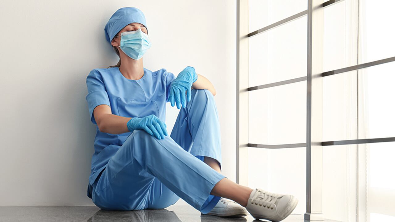 Miles de médicos en Colombia optan por ejercer su profesión en otros países debido a los bajos sueldos que les ofrecen.