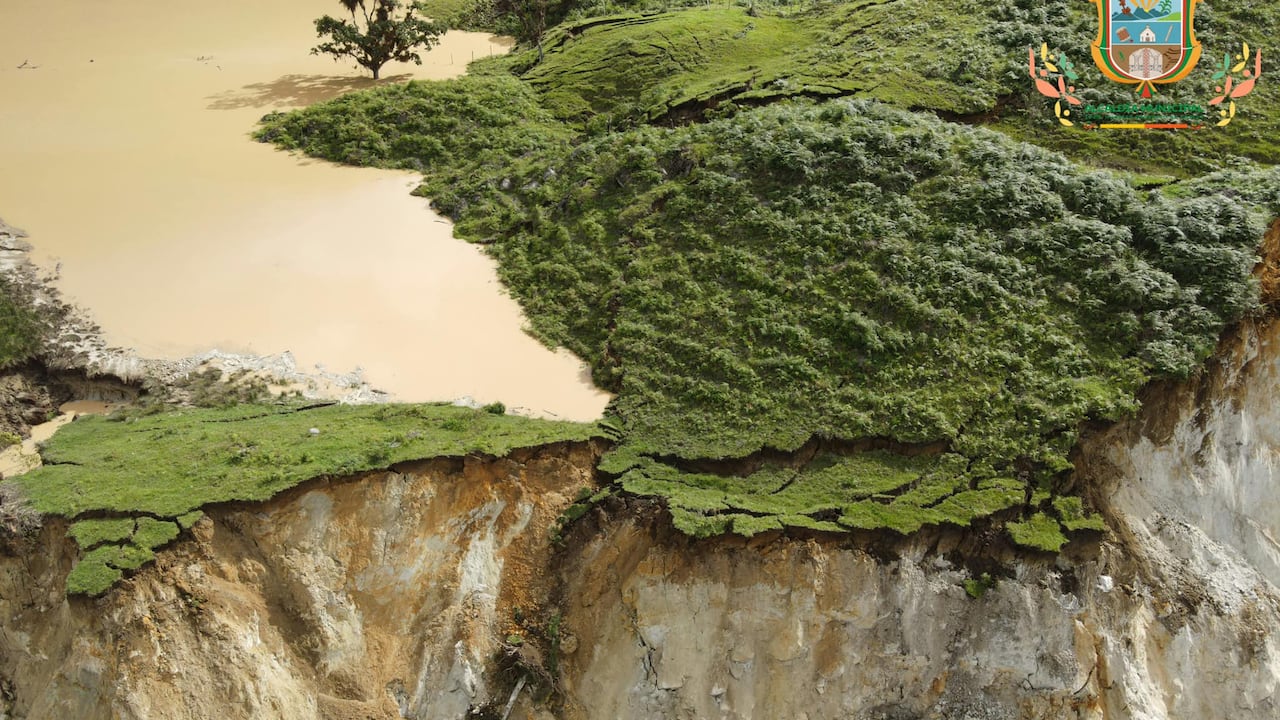 En la zona hay amenaza de avalancha por el represamiento de una quebrada.