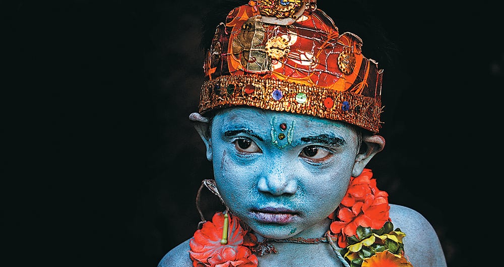 Maquillaje sagrado: azul para la piel, como la del dios Krishna. La base sobre la cual otros colores brillan más