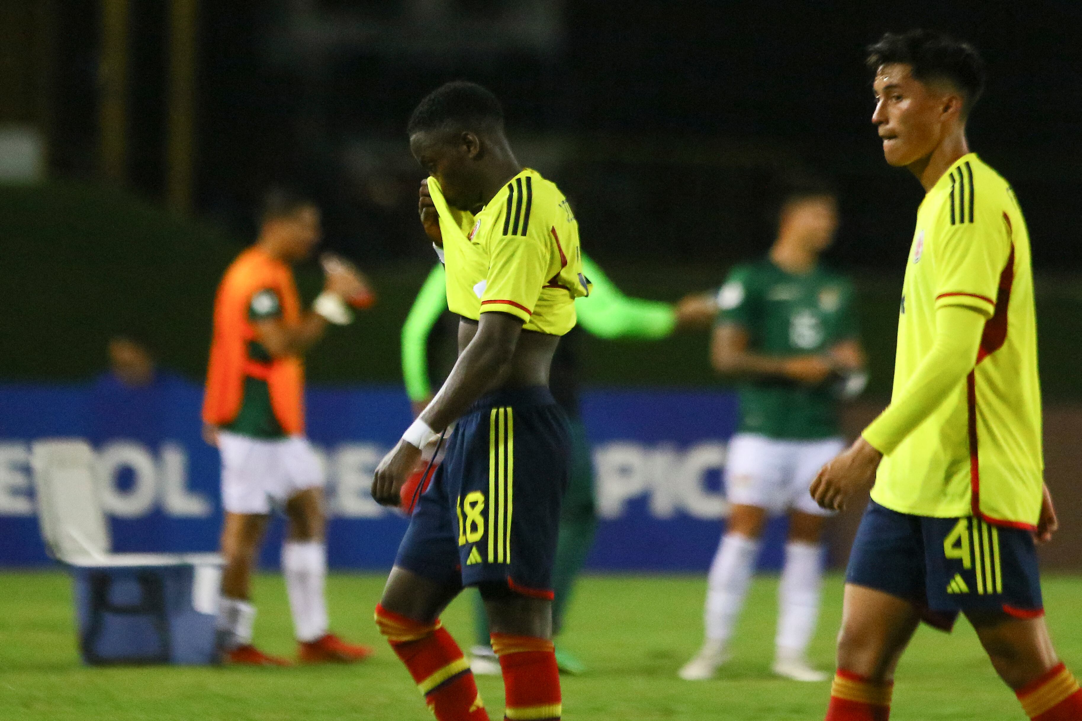 Colombia's midfielder Jhojan Torres (L) and Colombia's defender Fernando Alvarez react as they leave the field at the end of the Venezuela 2024 CONMEBOL Pre-Olympic Tournament Group A football match between Colombia and Venezuela at the Misael Delgado stadium in Valencia, Venezuela on February 1, 2024. (Photo by Juan Carlos Hernandez / AFP)