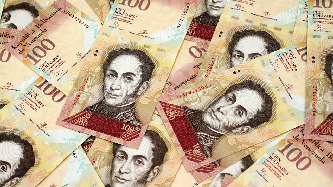 Billetes de 100 bolívares de la República de Venezuela.
