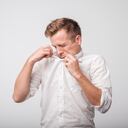 Eliminar el olor a sudor de la ropa es un desafío que se puede abordar con éxito utilizando varias alternativas.