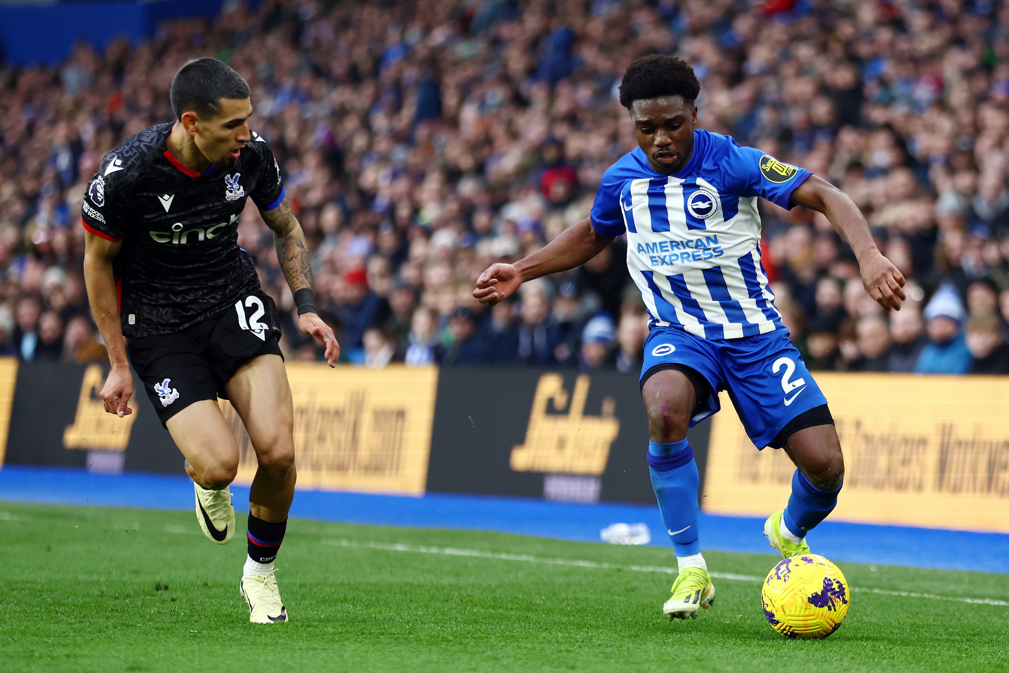 BRIGHTON, INGLATERRA - 3 DE FEBRERO: Tariq Lamptey de Brighton & Hove evita a Daniel Muñoz de Crystal Palace durante el partido de la Premier League entre Brighton & Hove Albion y Crystal Palace en el American Express Community Stadium el 3 de febrero de 2024 en Brighton, Inglaterra. (Foto de Bryn Lennon/Getty Images)