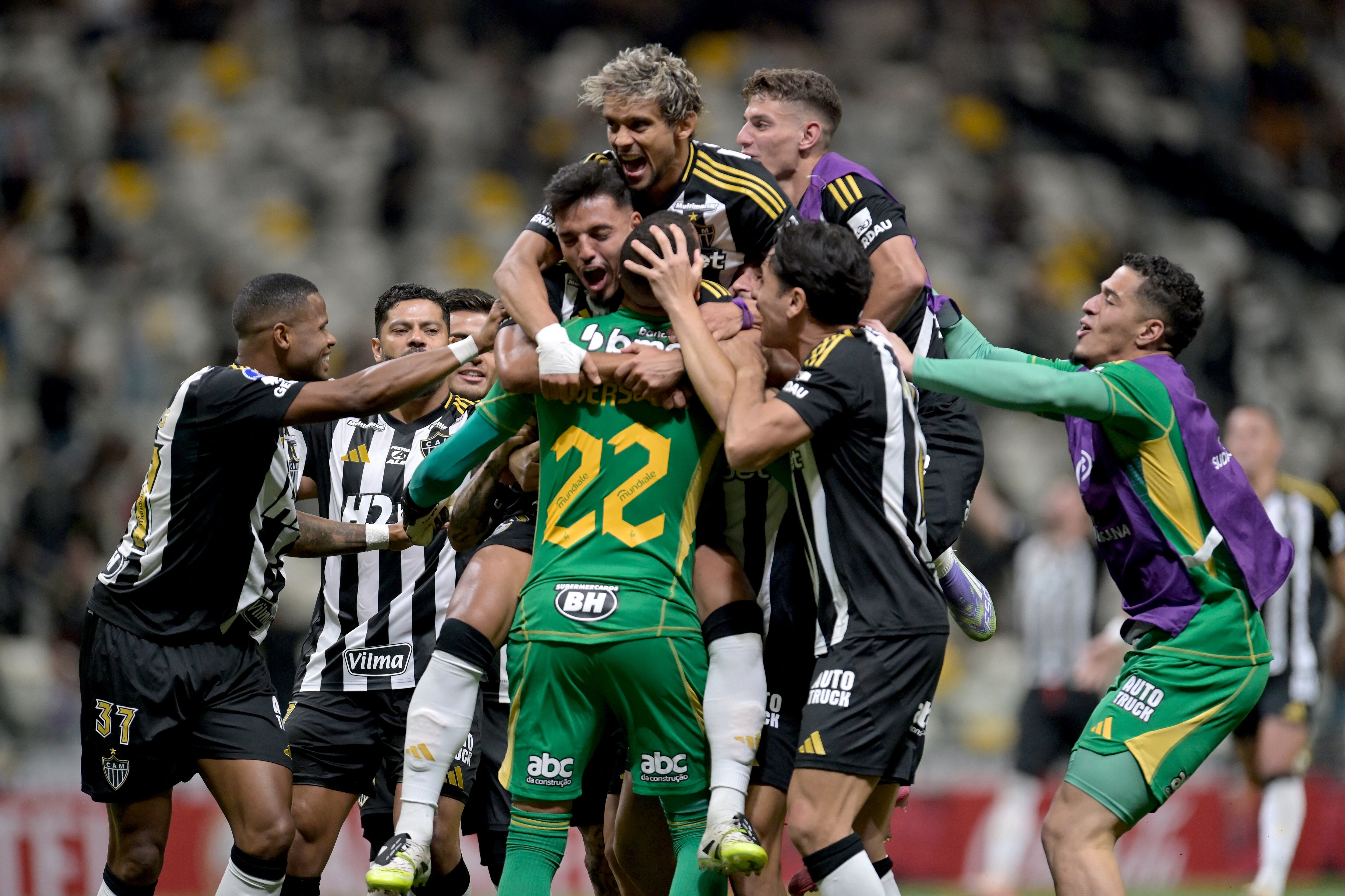 Atlético Mineiro celebra el paso a octavos de Sudamericana tras vencer a Bucaramanga.