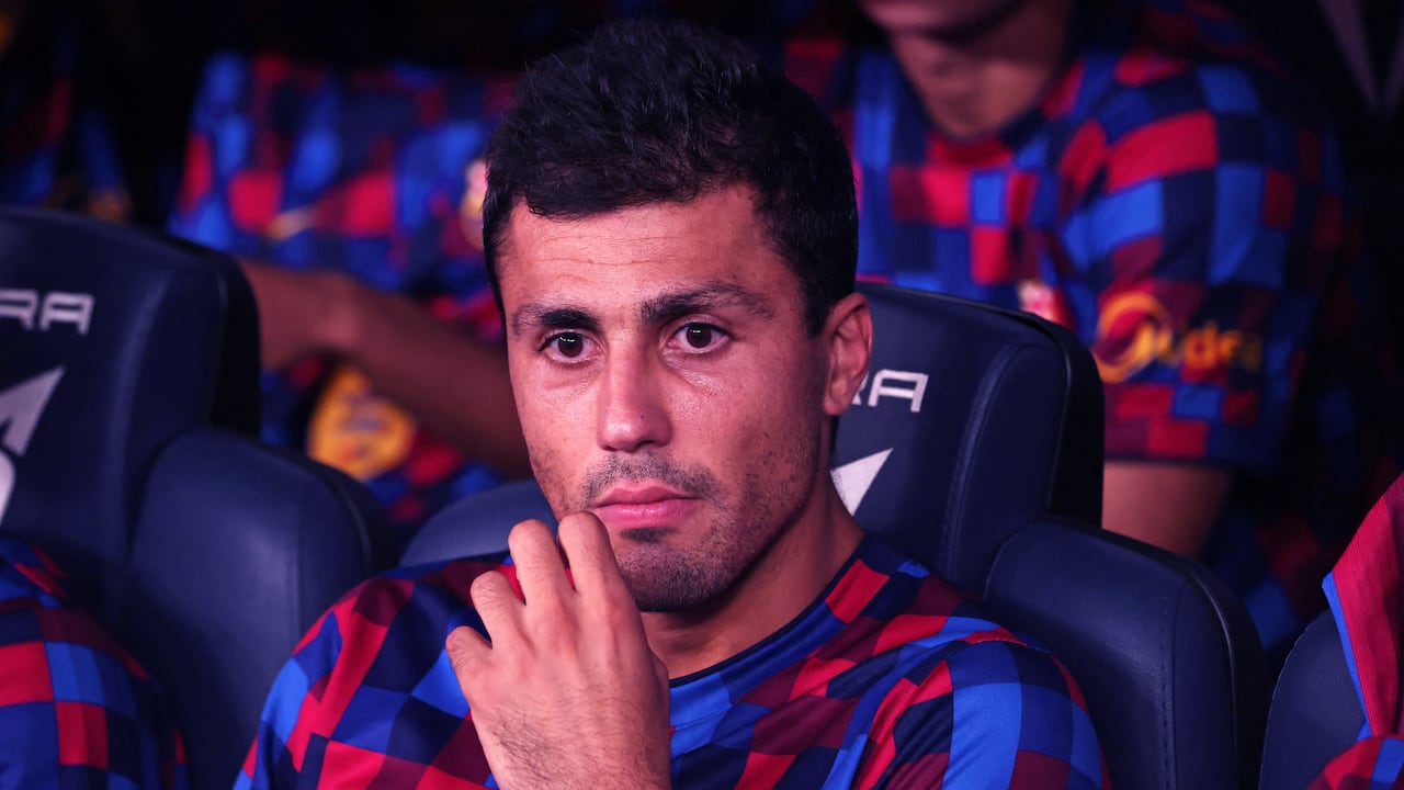 Rodri, volante del FC Barcelona, sentado en el banquillo.