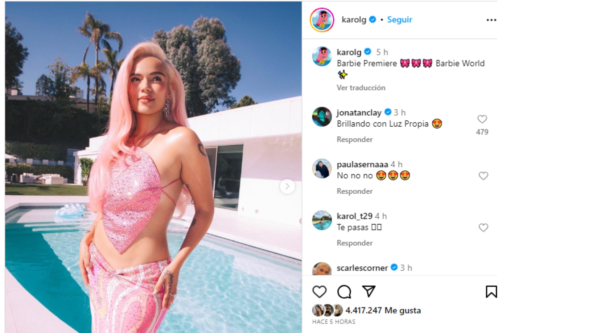 Karol G luciendo el outfit que utilizó en la premier de la película 'Barbie'.