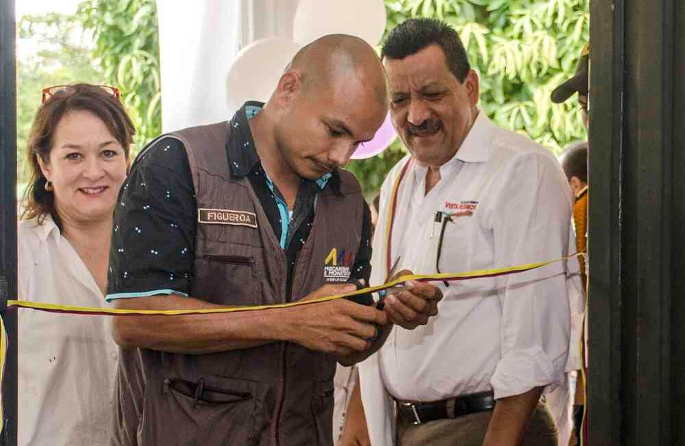 Durante la inauguración de la biblioteca publica móvil se hizo el corte de cinta simbólico para dar inicio al proyecto. Este fue un acto en el que los representantes de los diferentes grupos sociales que se verán beneficiados con la obra cortaron gradualmente la cinta. Foto:  Diana Rey / SEMANA