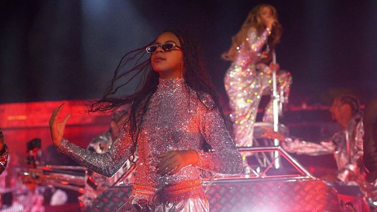 Madre e hija se robaron el show en París. Foto: Instagram @beyonce.