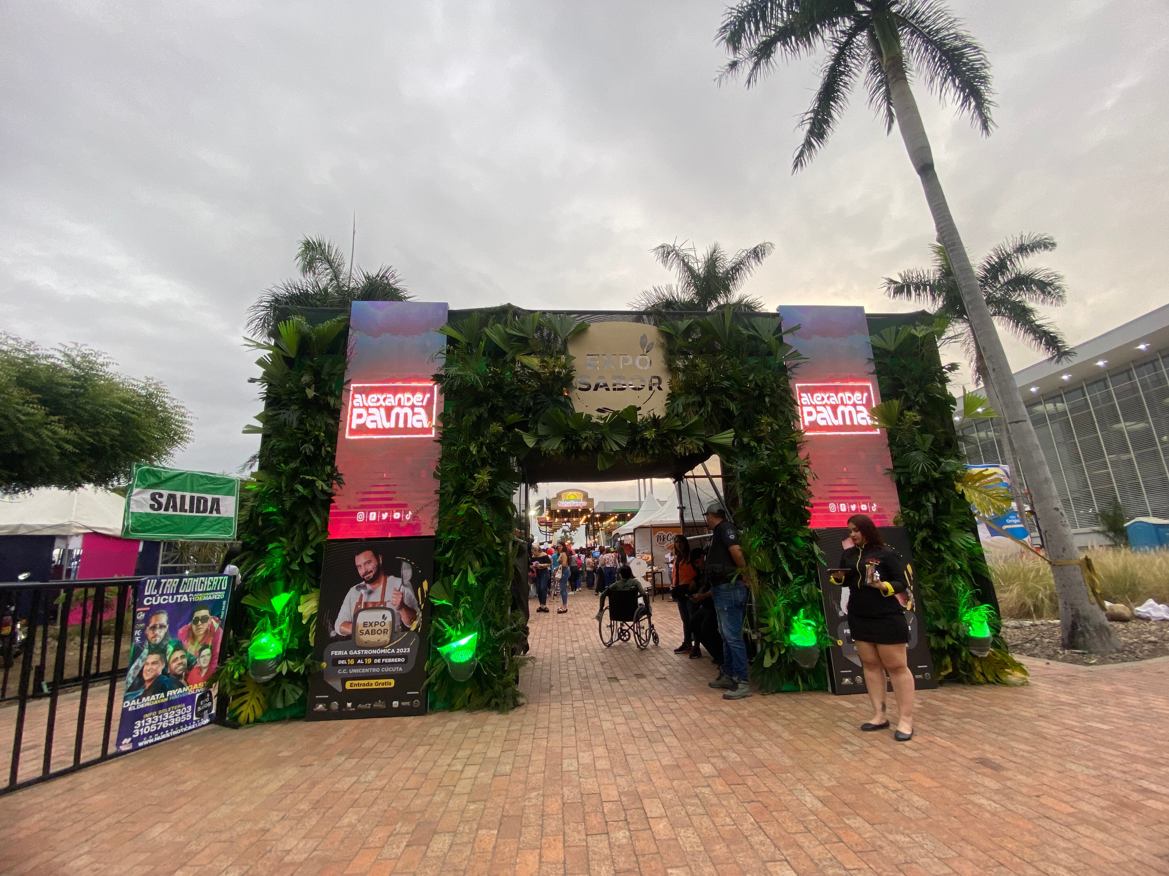 La entrada es por la Avenida Los Libertadores.
