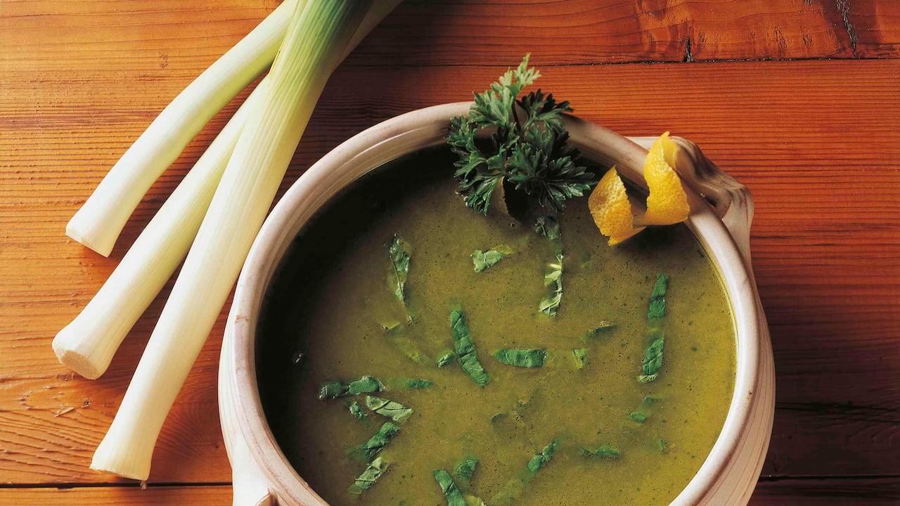 Se debe aumentar el consumo de alimentos sólidos progresivamente, iniciando con una dieta líquida hecha a base de sopas de verduras.