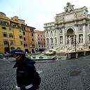 Un policía patrulla La Fontana di Trevi, en el centro de Roma, Italia.