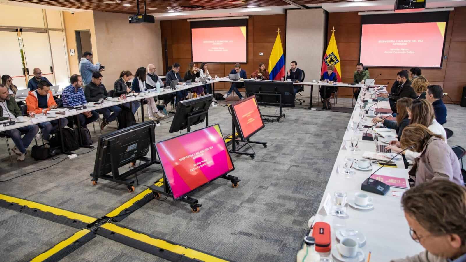 Alcalde Carlos Fernando Galán, reunido con su gabinete distrital.