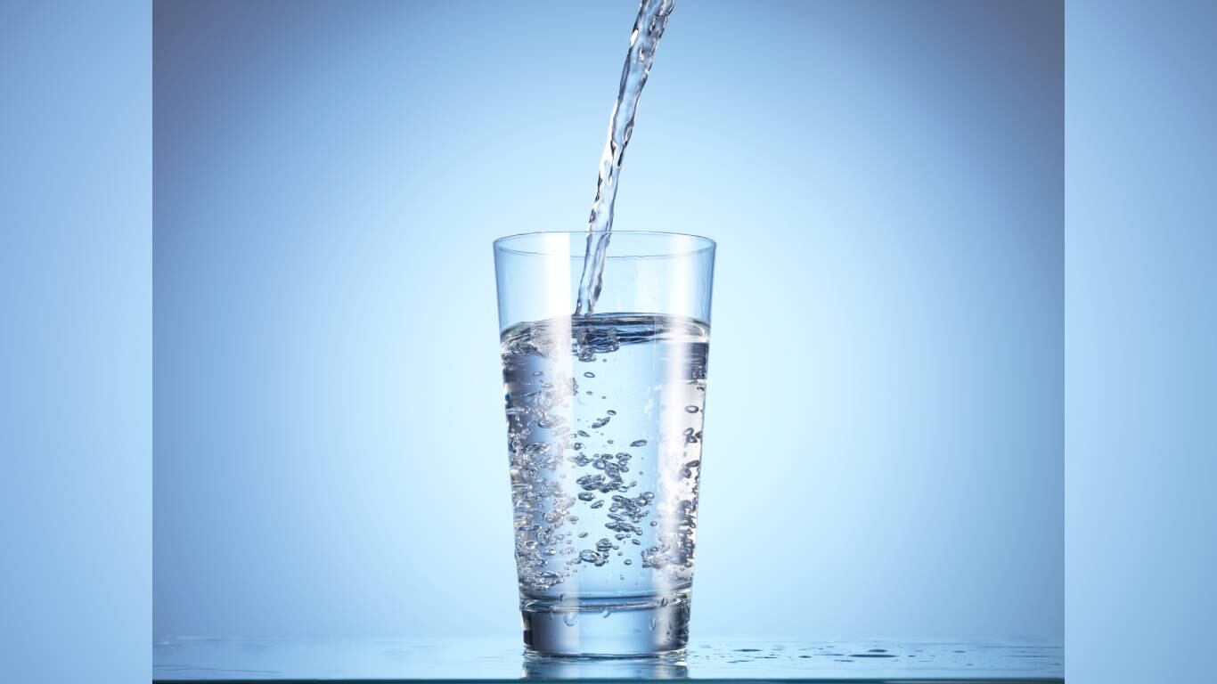 Las aguas enriquecidas con vitaminas y otros nutrientes han tomado popularidad entre las personas que practican deportes. Foto: Getty images.