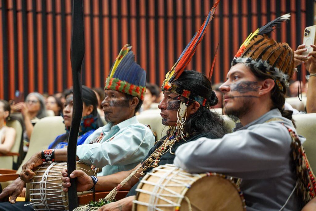 Defensores de la Amazonía, articulados en el Foro Social Panamazonico, le entregaron a la ministra Muhamad la Declaración de los Derechos de la Amazonía para que sea incluida en los diálogos de alto nivel de la COP16.