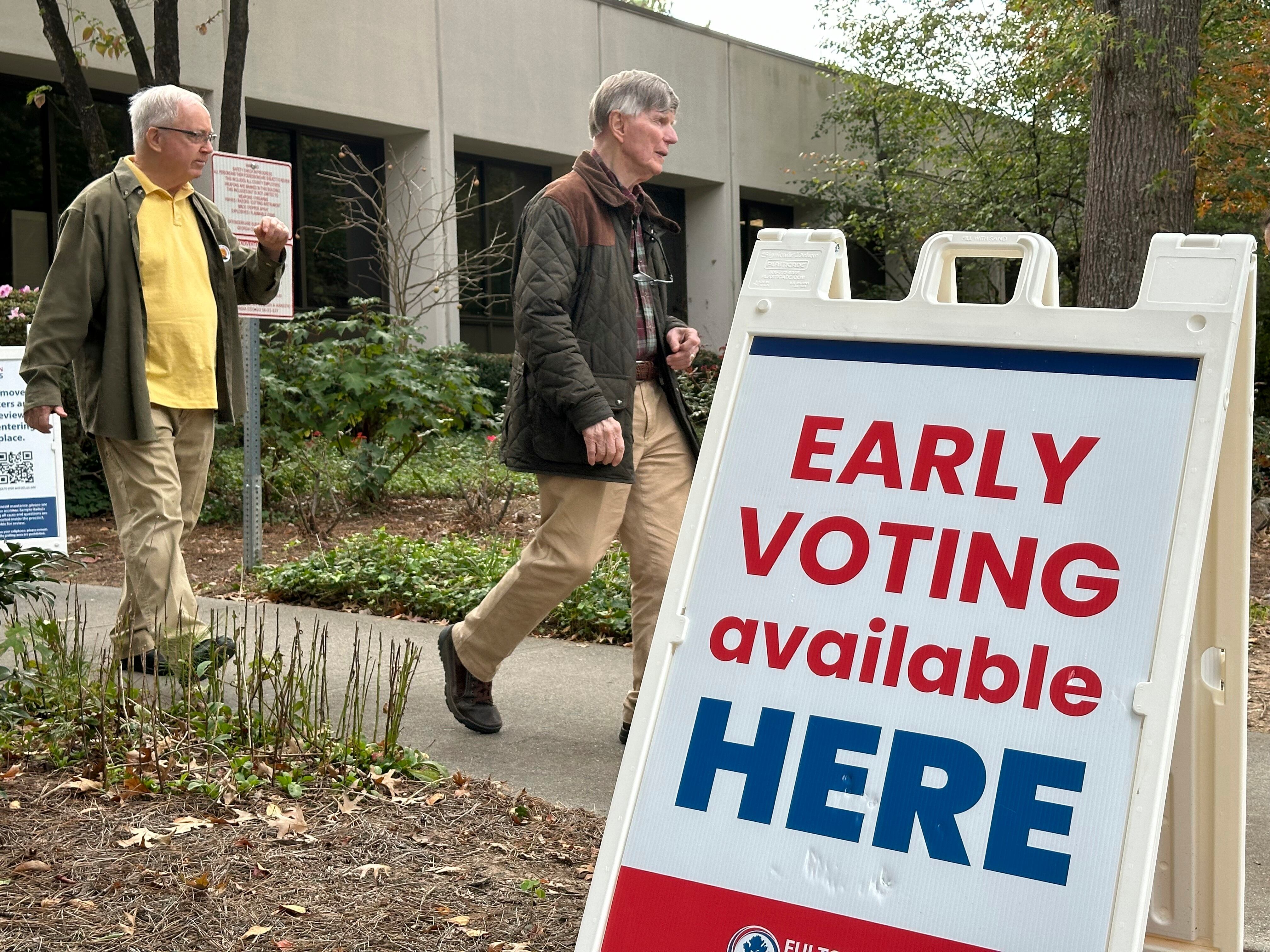 Unas personas salen después de votar en un centro de votación en Sandy Springs, Georgia, el 15 de octubre de 2024. (Foto AP/Jeff Amy)