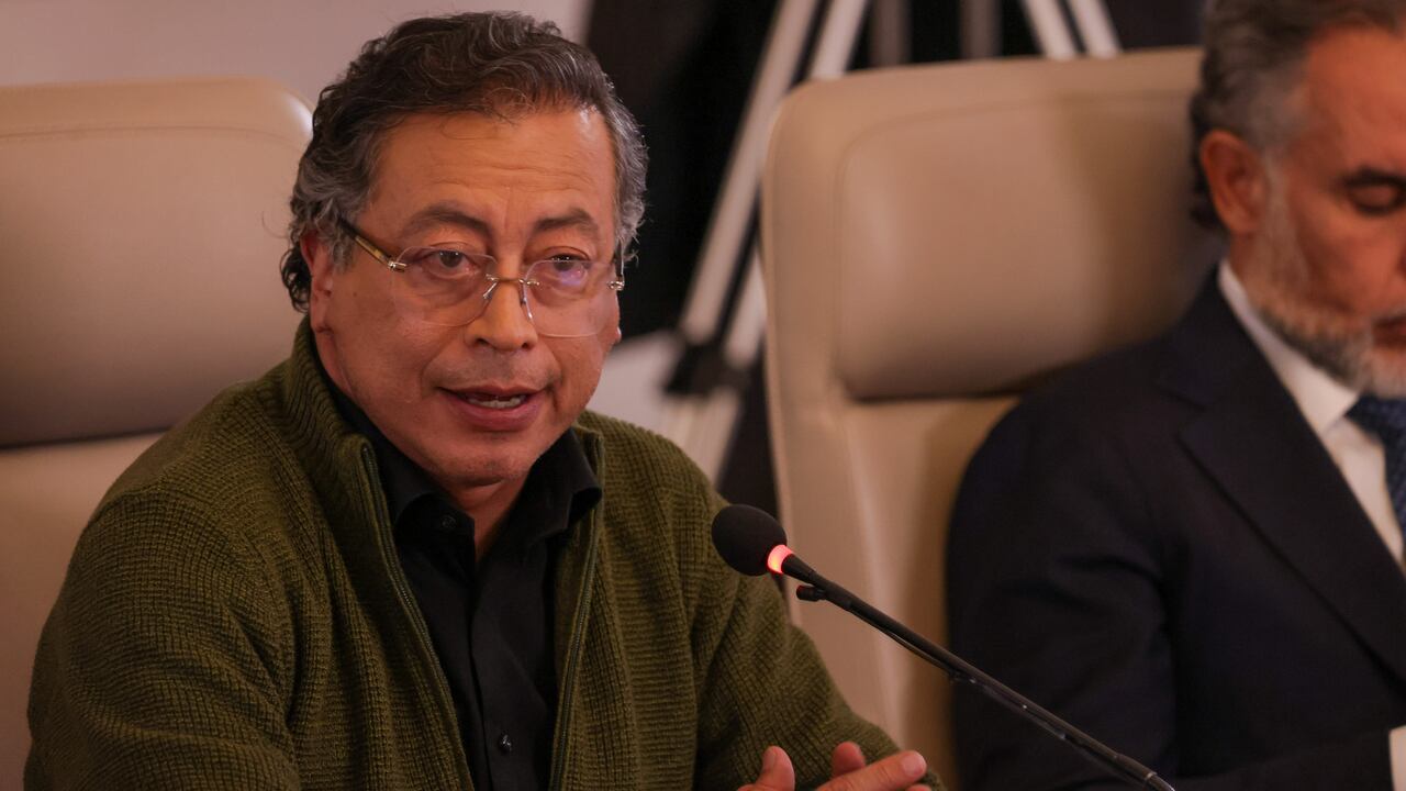 El presidente, Gustavo Petro, y Armando Benedetti, ministro del Interior, en el consejo de ministros del 28 de abril de 2025, en Bogotá