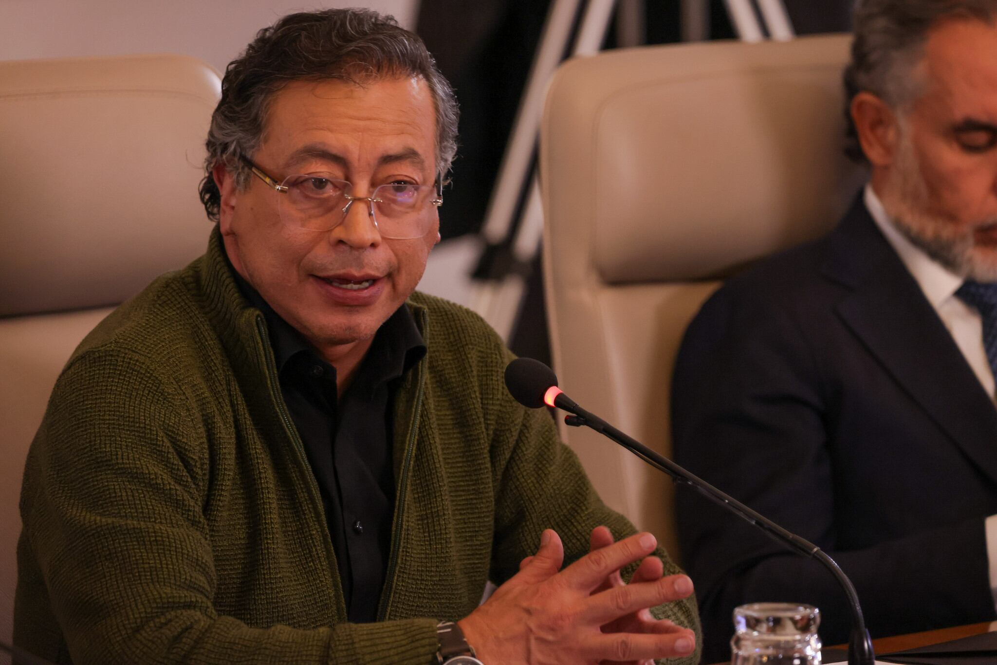 El presidente, Gustavo Petro, y Armando Benedetti, ministro del Interior, en el consejo de ministros del 28 de abril de 2025, en Bogotá