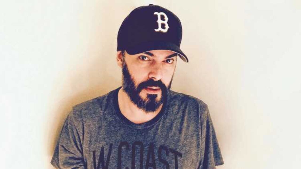 Mike Wilson nació en Saint Louis, Missouri, en 1973. Hoy vive en Chile.